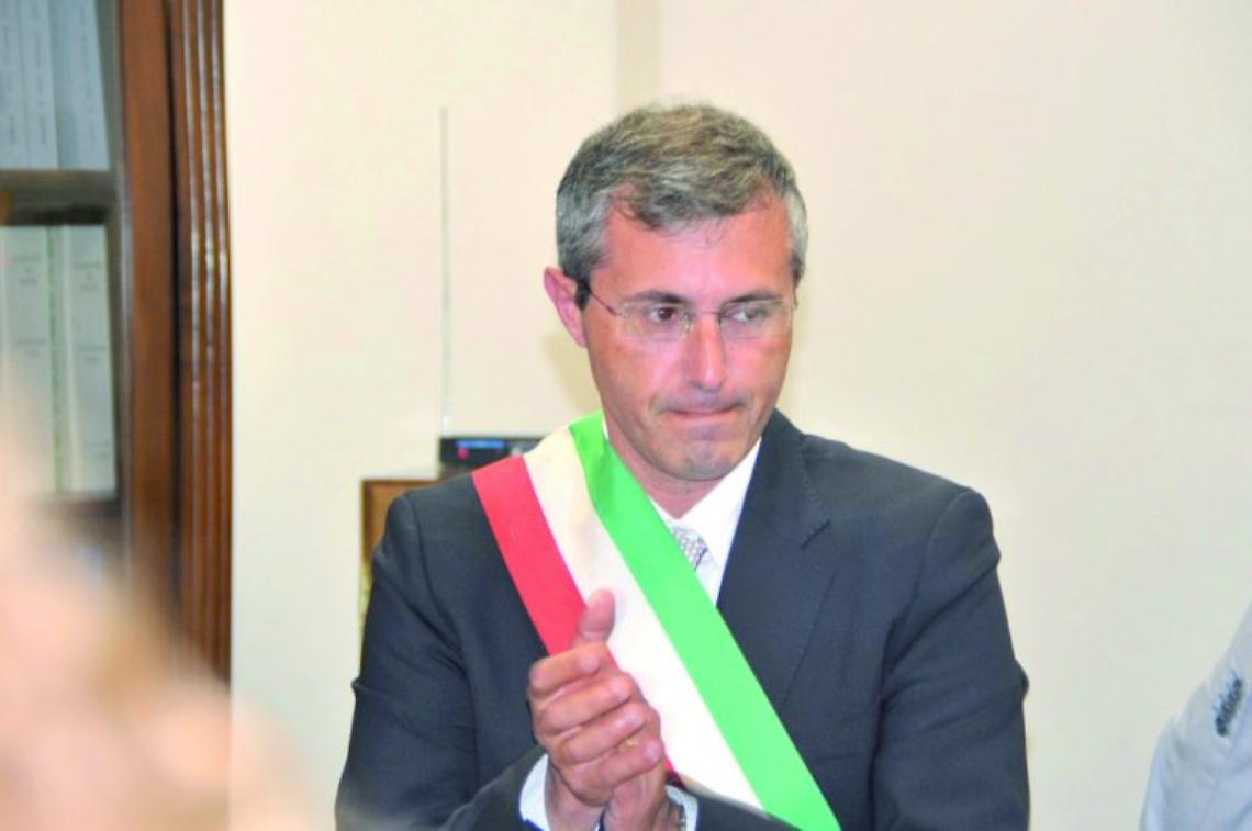 Corruzione, indagato il sindaco di Meta: sequestrati 15mila euro