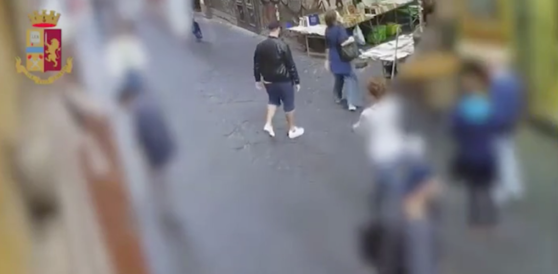 Rapine a turisti e automobilisti, prese due bande: 11 arresti a Napoli
