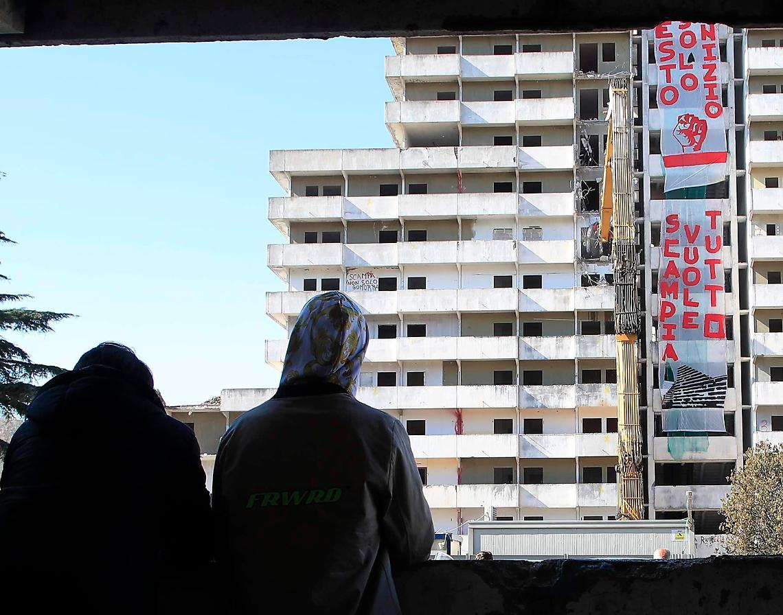 Scampia, via alla demolizione della Vela Verde: giù il simbolo di Gomorra