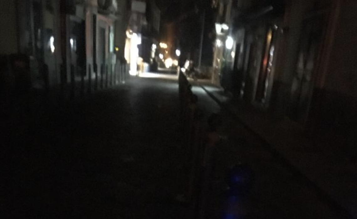 Chiaia al buio, la denuncia: negozianti costretti prima