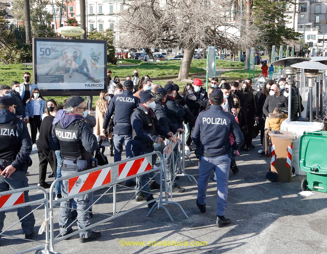 Napoli, troppa gente in strada: transennato il Lungomare