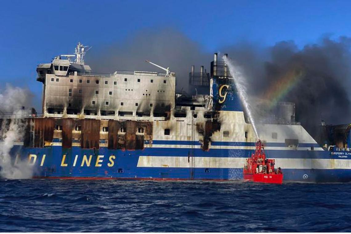 Incendio traghetto Grecia, trovato vivo uno dei dispersi: «Ho mandato un sms di addio a mia moglie»