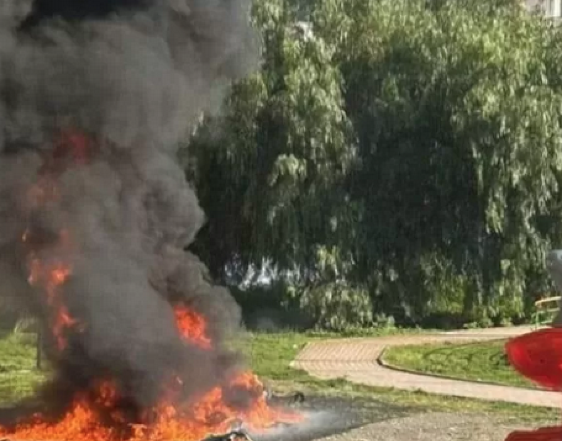 Tre fratellini danno fuoco alla giostrina, segnalata la madre