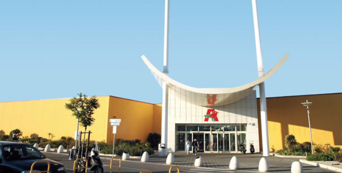 Tentano furto di abiti <br>da Auchan, 2 arresti <br>a Giugliano