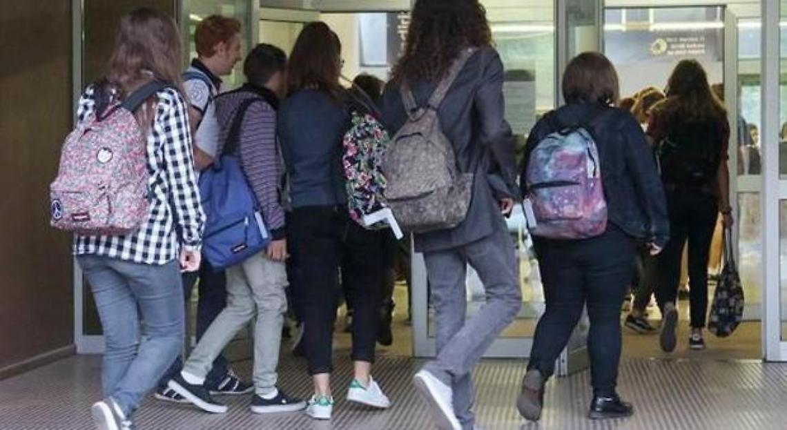 Power bank esplode in aula, 7 studenti intossicati