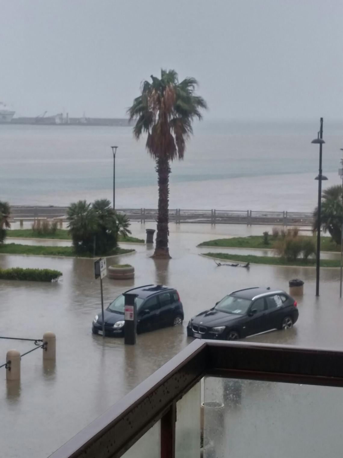 Castellammare di Stabia. La città allagata dalle fogne. Inondati il centro e la Villa Comunale VIDEO-FOTO