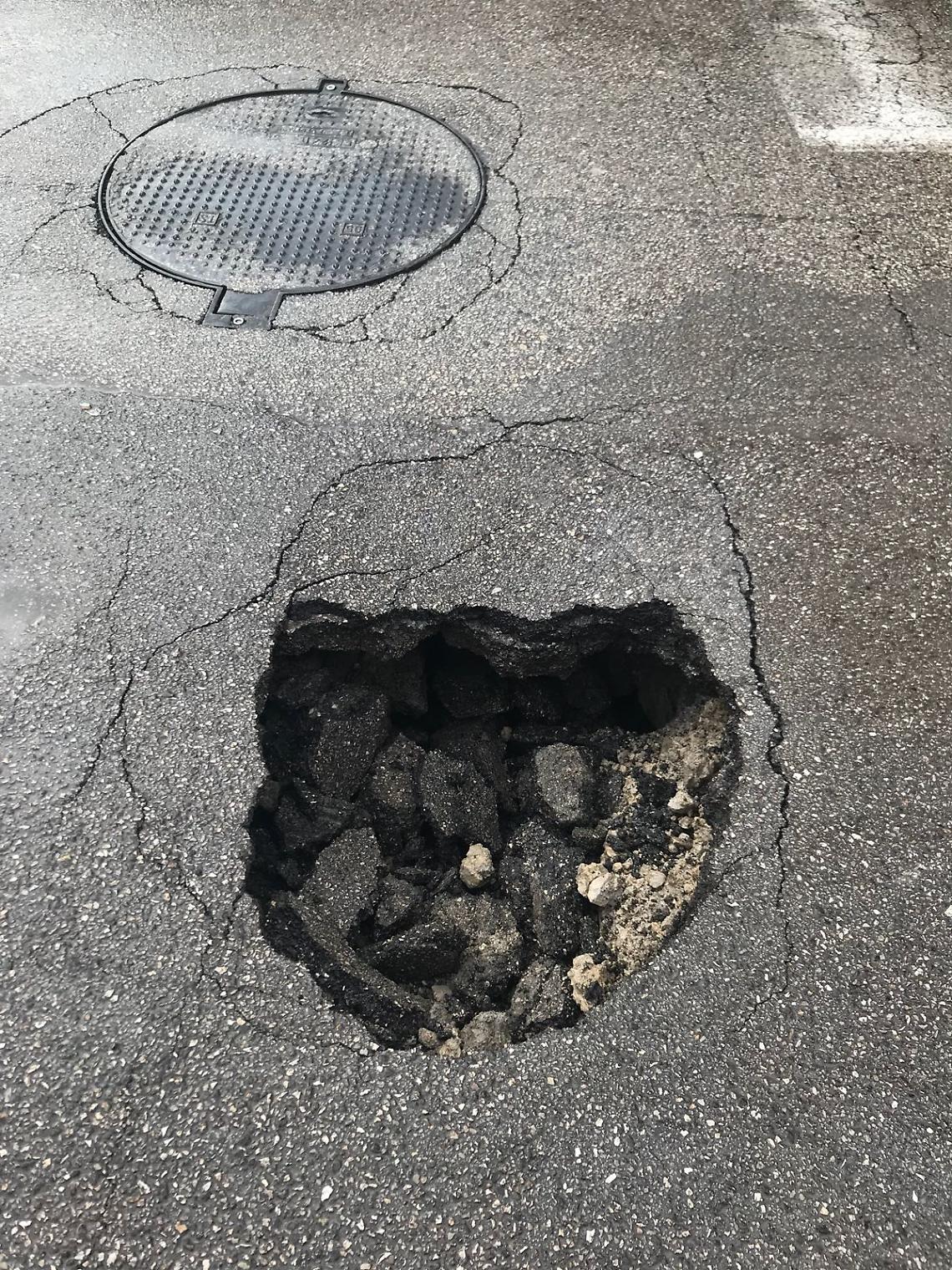 Castellammare: auto rischia per una buca in via Cosenza