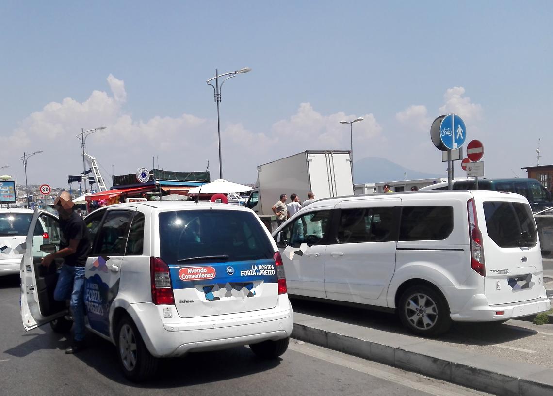Mergellina, caos agli imbarchi. I residenti: servono controlli