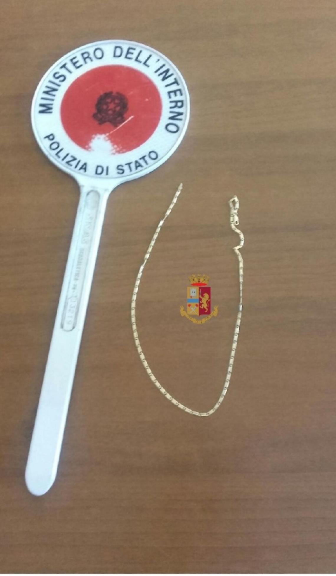 Scippa la collanina d'oro a un turista, nei guai un 30enne