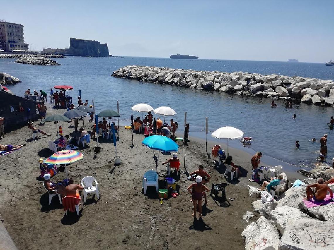 Colonna spezzata, la spiaggia libera del Lungomare diventa lido abusivo