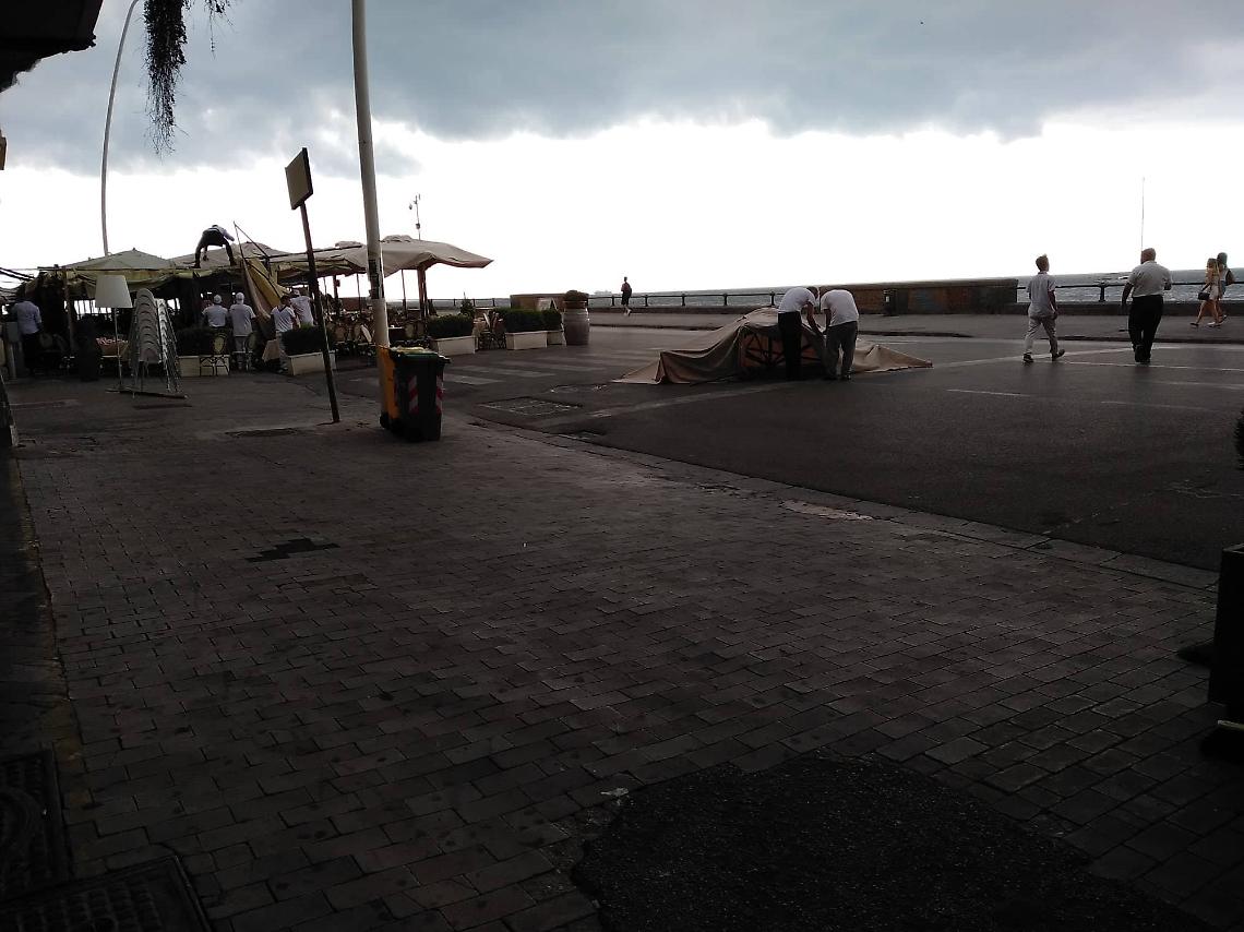 Panico sul Lungomare, volano gli ombrelloni dei ristoranti