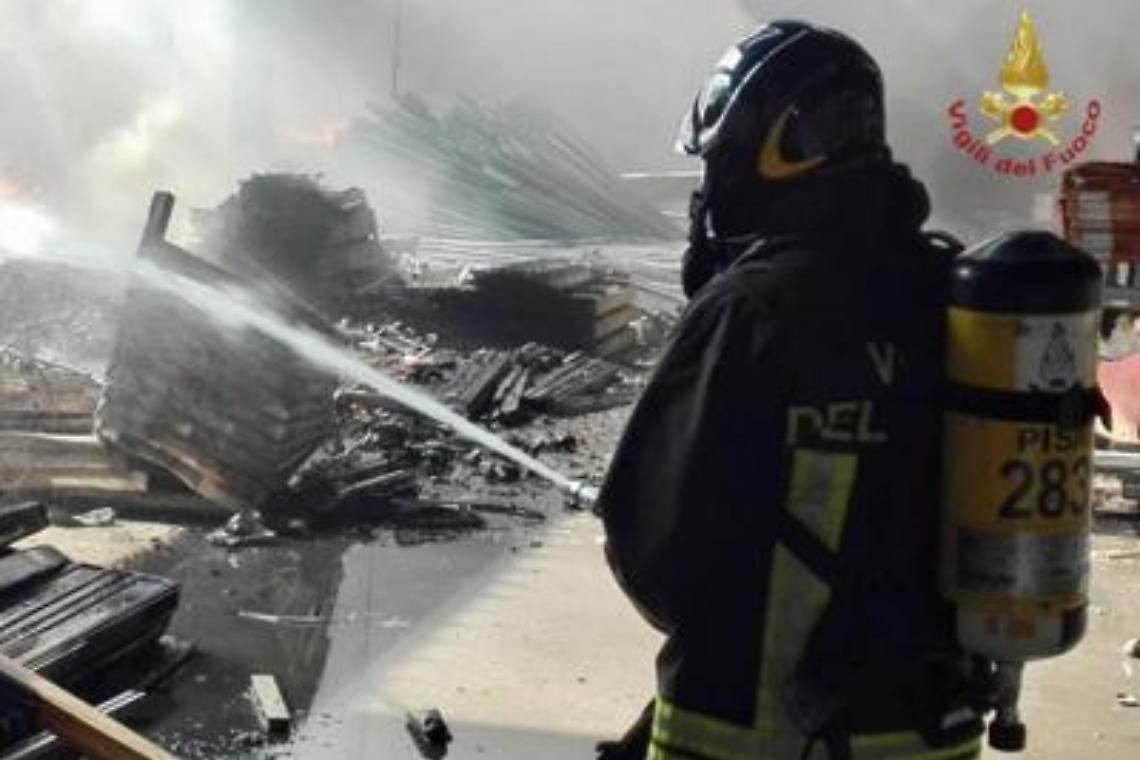 Allerta in Versilia, brucia capannone di materiali plastici
