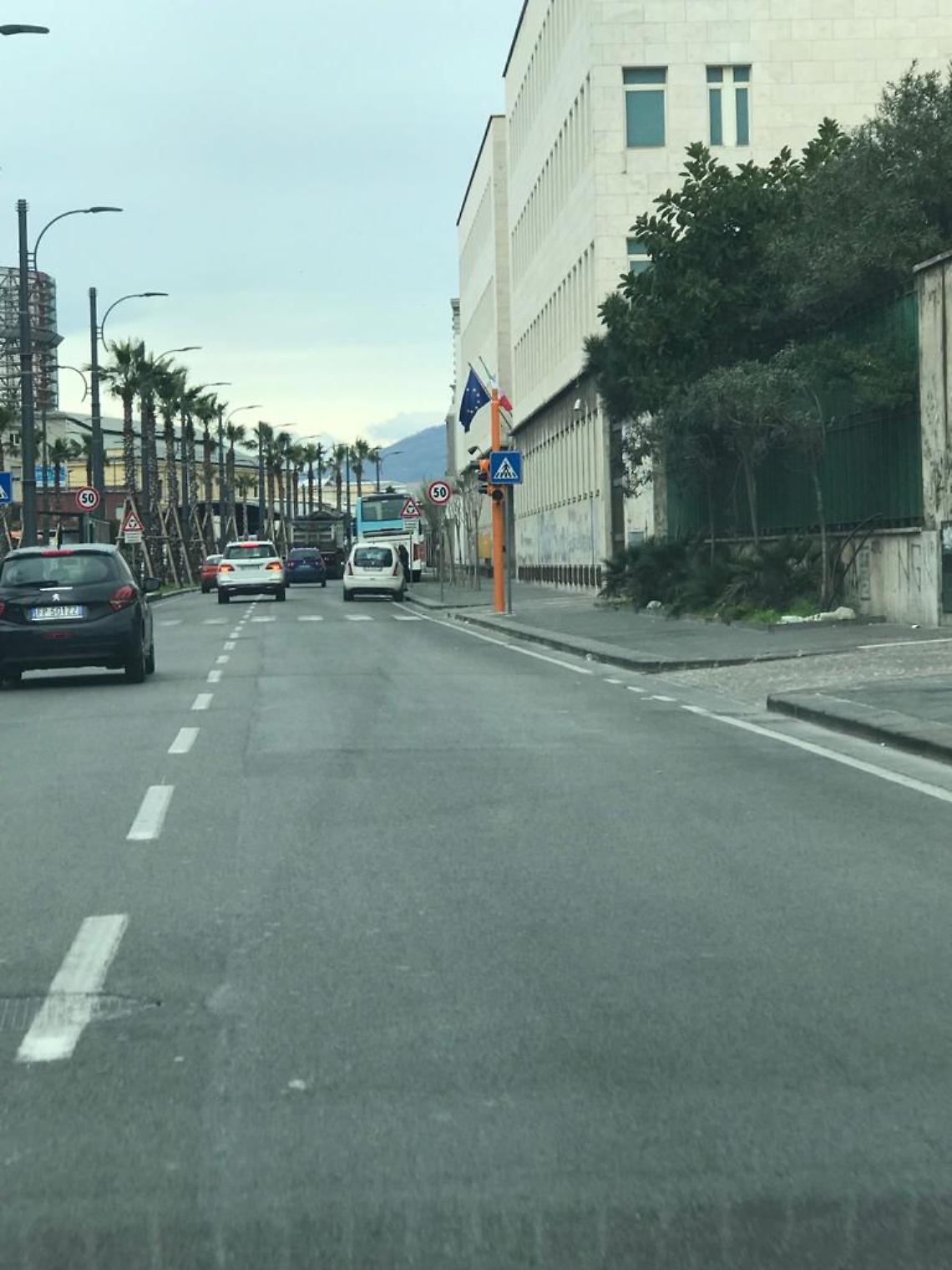 Via Marina ad alto rischio: la segnaletica per i pedoni copre le luci dei semafori