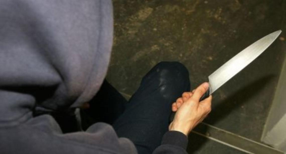 Violenza choc: 14enne aggredisce la mamma al collo con un grosso coltello da cucina 