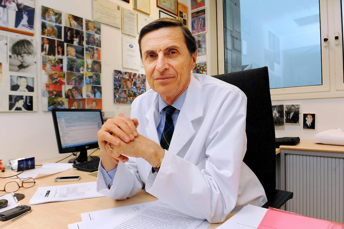 Covid, l'immunologo Mantovani: &laquo;Attenzione alla quarta ondata. Prima di Natale non se ne esce&raquo;