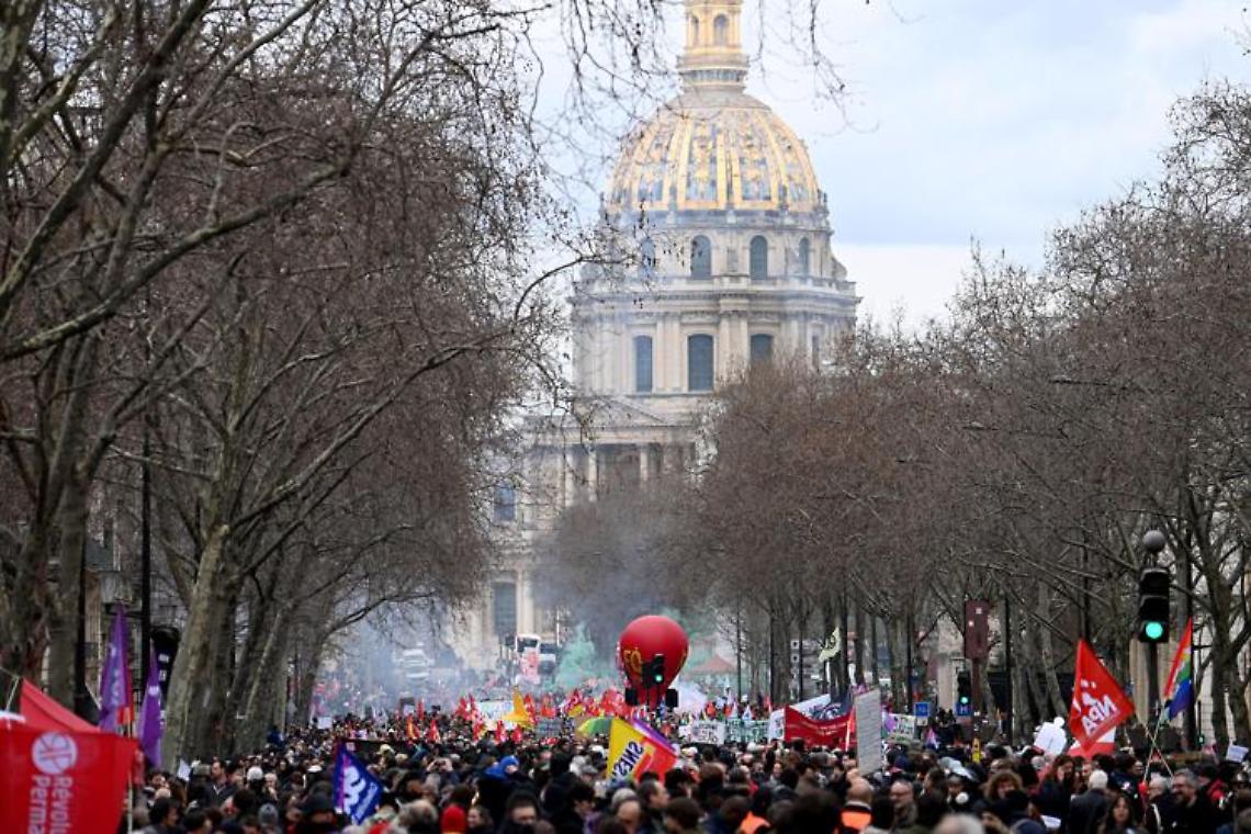 Francia, non passano mozioni sfiducia: «Via libera a riforma pensioni»
