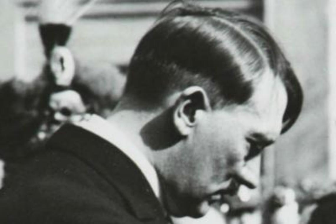 "Auguri a Hitler", bufera su prof