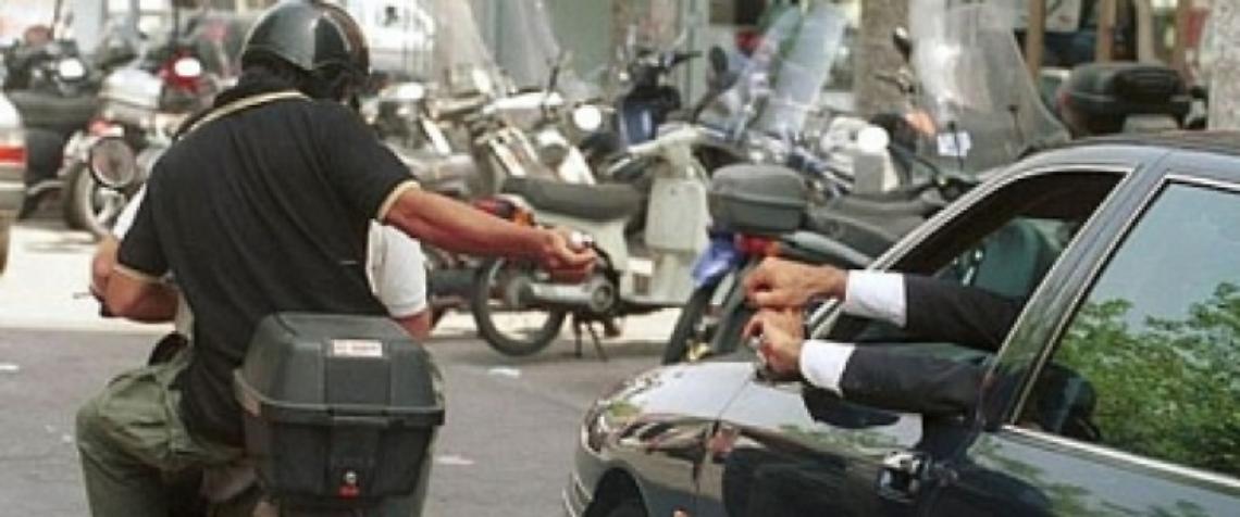 Piazza Carità, tentano di scippare Rolex a turista: due arresti