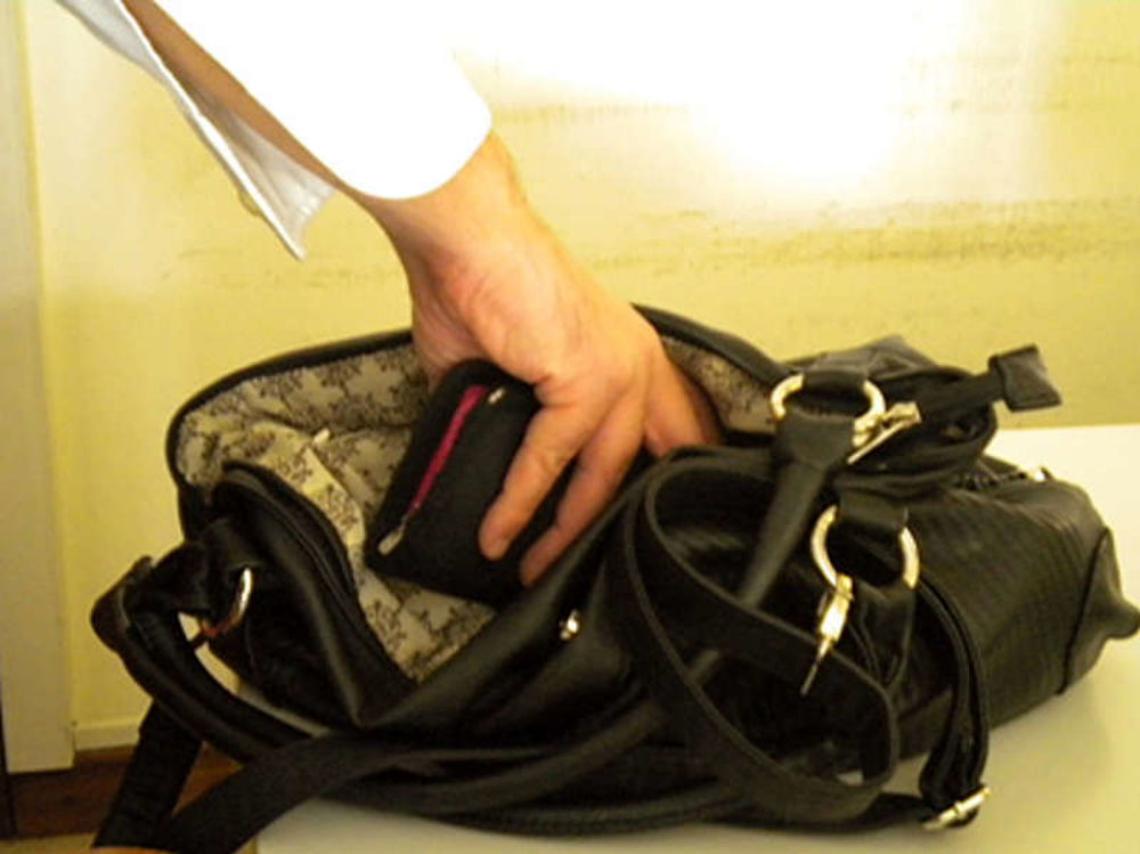 Quarto, le rubano il portafogli dalla borsa: prese