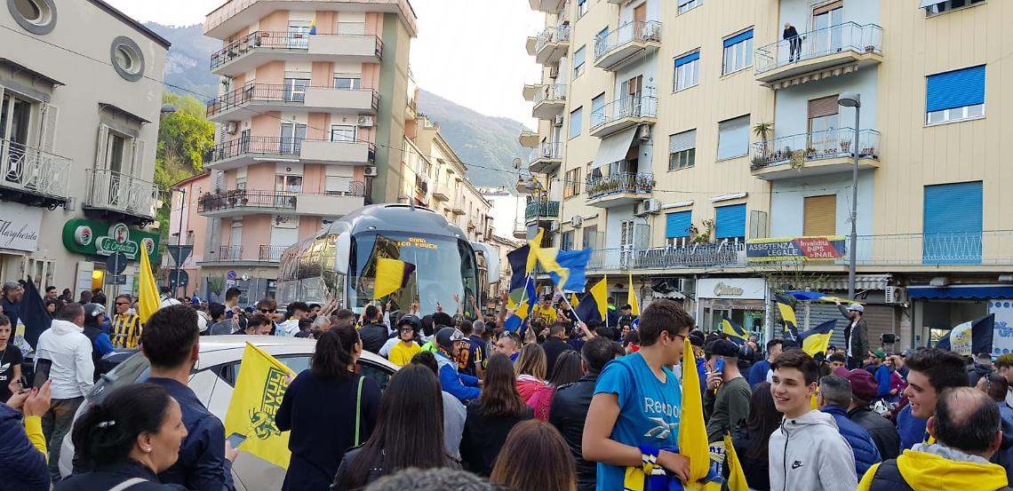 Juve Stabia in B, la festa nei bar con i calciatori