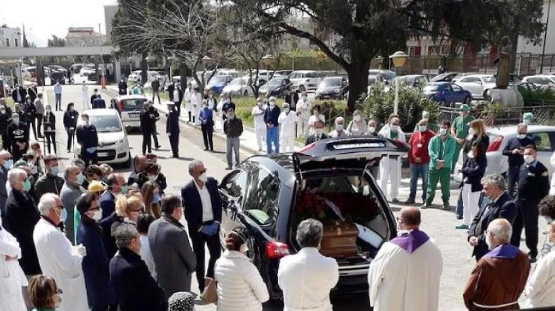 Funerale choc a Saviano, sanzioni a due sindaci e a un consigliere regionale