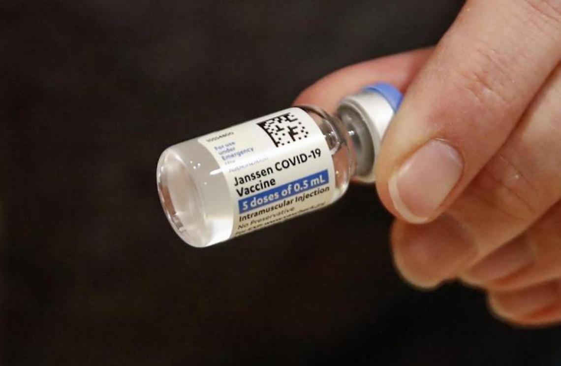 Vaccino Johnson & Johnson, Ema: «Possibile legame con rare trombosi»