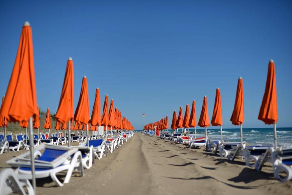 Lidi, lettini e piscine: le regole per andare in spiaggia quest'estate 