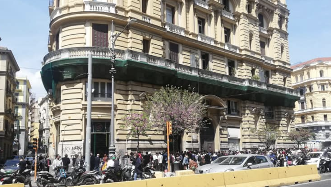 Apre il fast food di Petagna, Sfera Ebbasta e Burlon: folla al corso Umberto