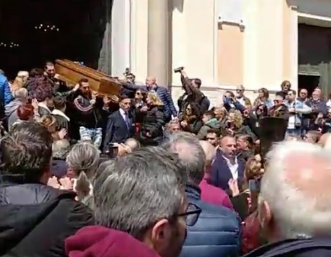 Artisti e tanta gente comune per l’addio a Federico Salvatore