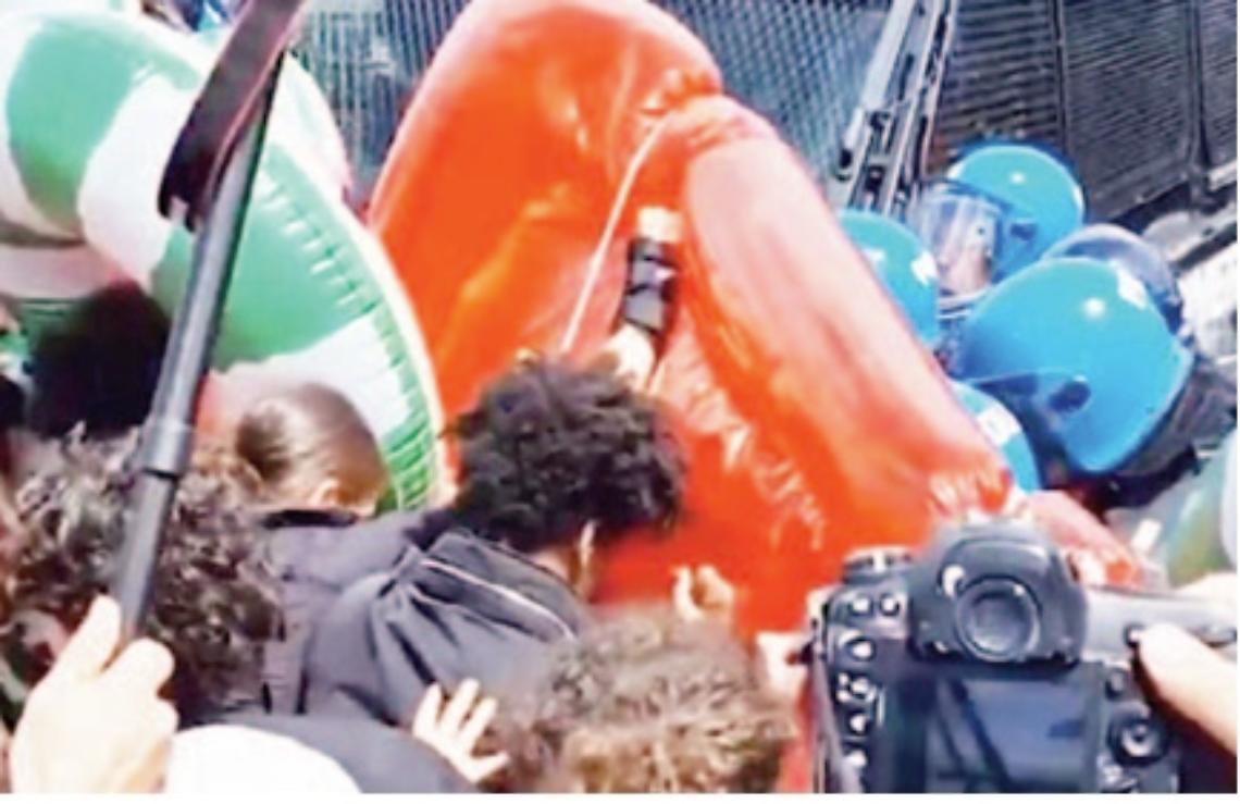 Medioriente, da Capri messaggio per la de-escalations: e al porto tafferugli tra polizia e filopalestinesi