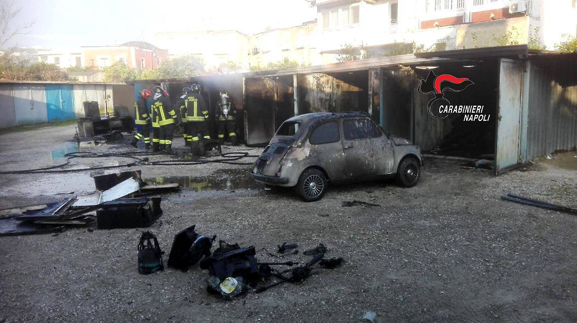 Box auto a fuoco a Bacoli, preso il piromane