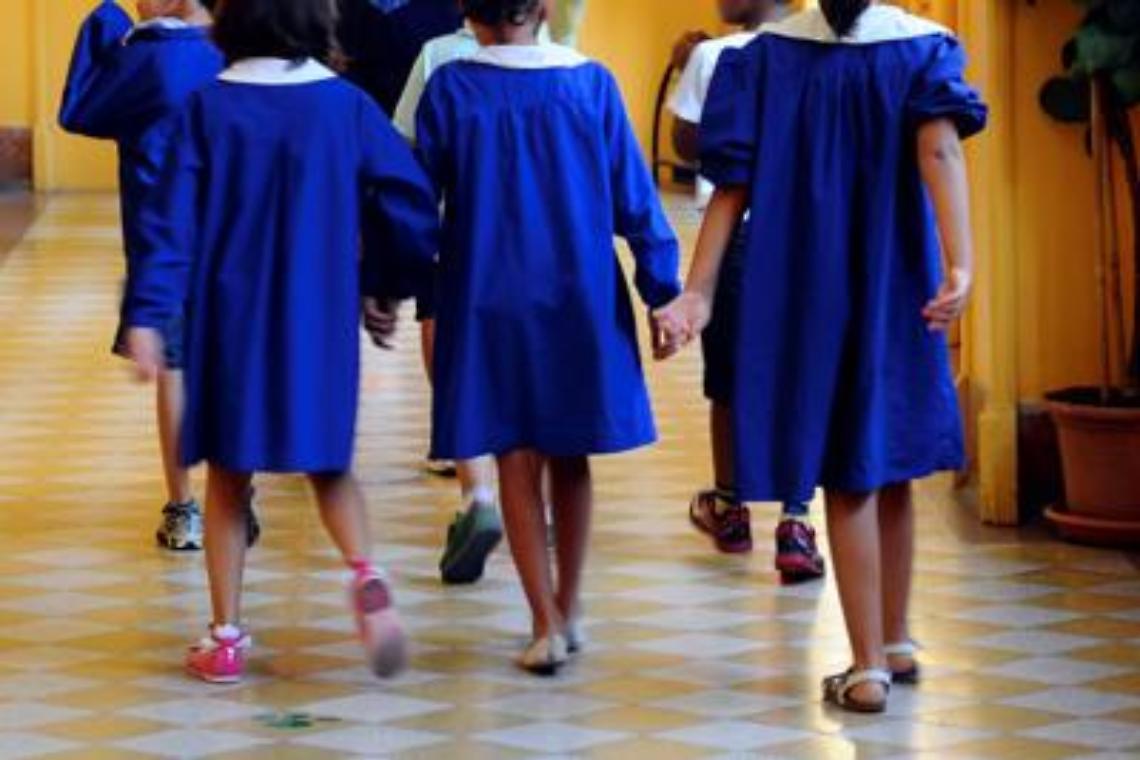 "Picchia mio figlio e fa politica in classe", maestra sospesa