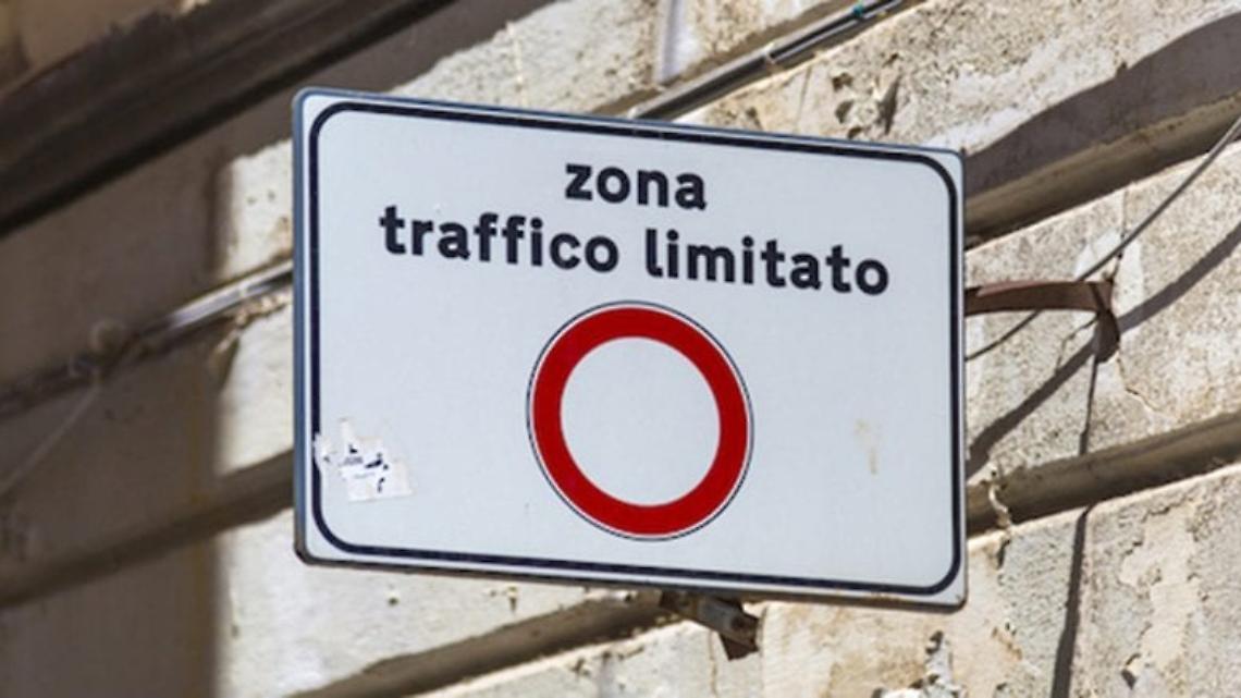 Posillipo, da sabato Ztl e divieto di sosta in via Ferdinando Russo