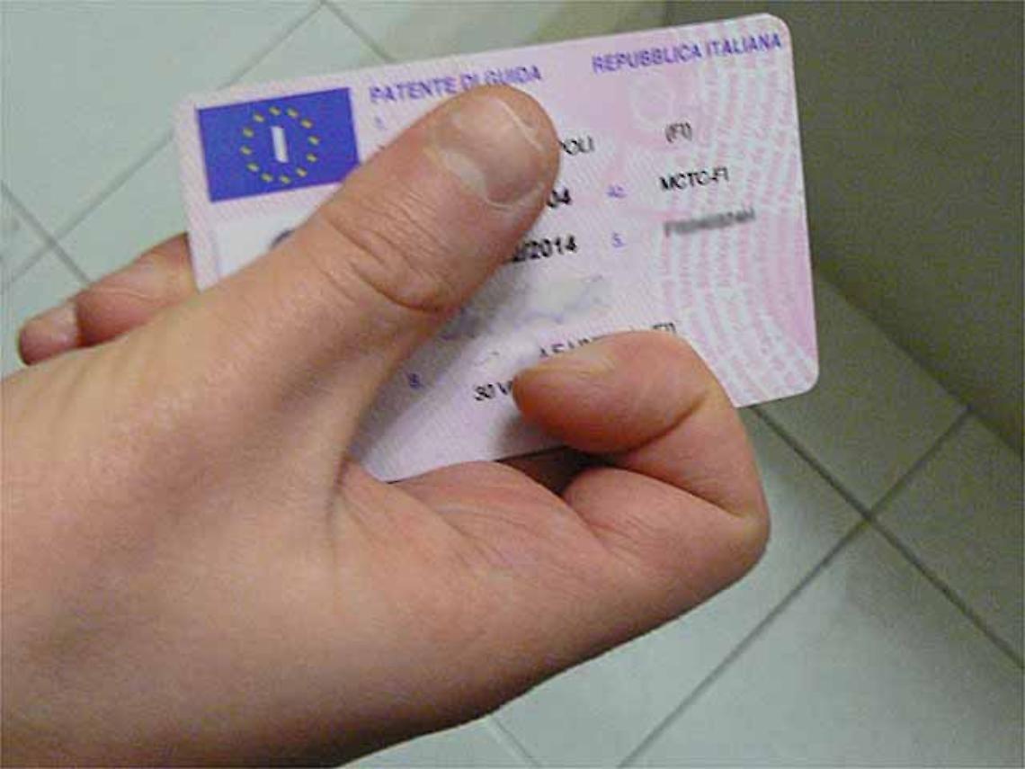Vendevano patenti false a 3mila euro, sgominata gang: il "giro" tra Giugliano, Casal di Principe e San Giorgio