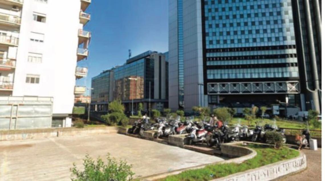 Sparatoria al Centro direzionale: 31enne viene colpito a un piede