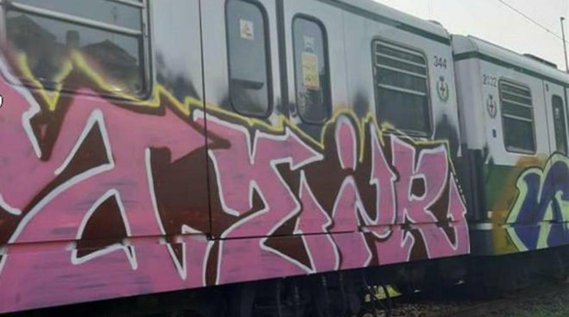 Sorpreso a imbrattare vagone di un treno, denunciato