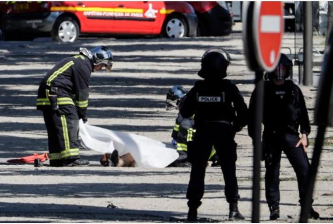 Parigi, fermati quattro familiari dell'aggressore degli Champs Elysées
