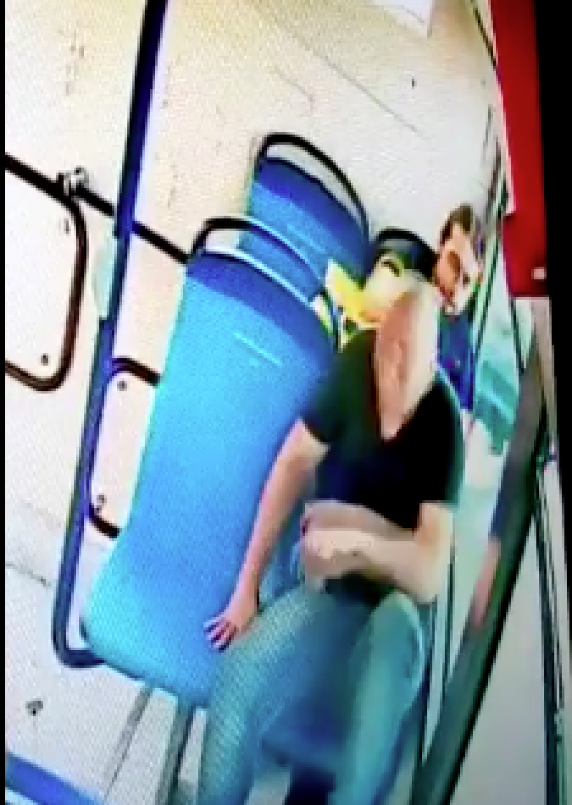 Accoltella un uomo sul bus, consigliere regionale diffonde video