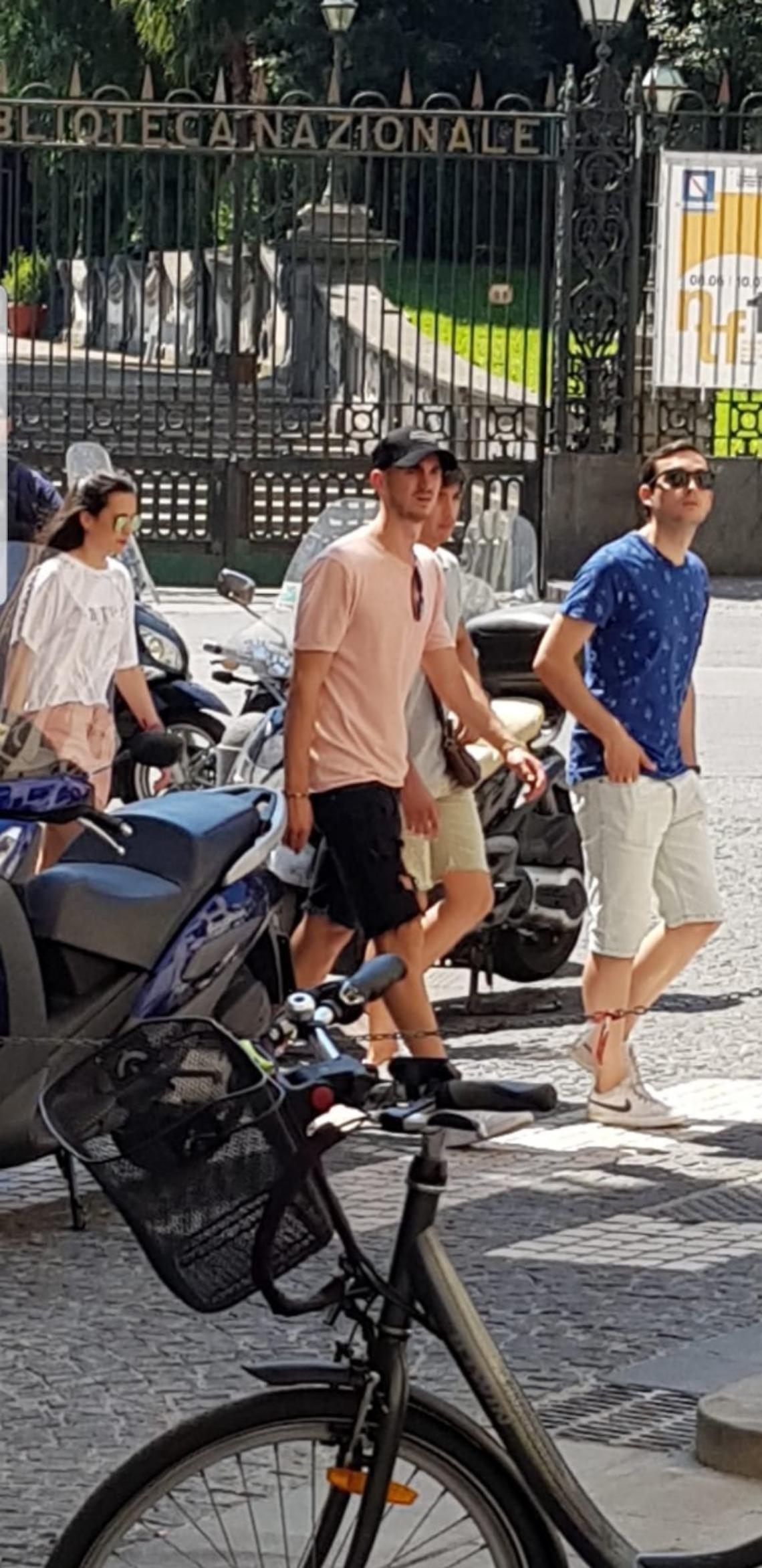 Ruiz a Napoli con la famiglia, passeggiata sul Lungomare