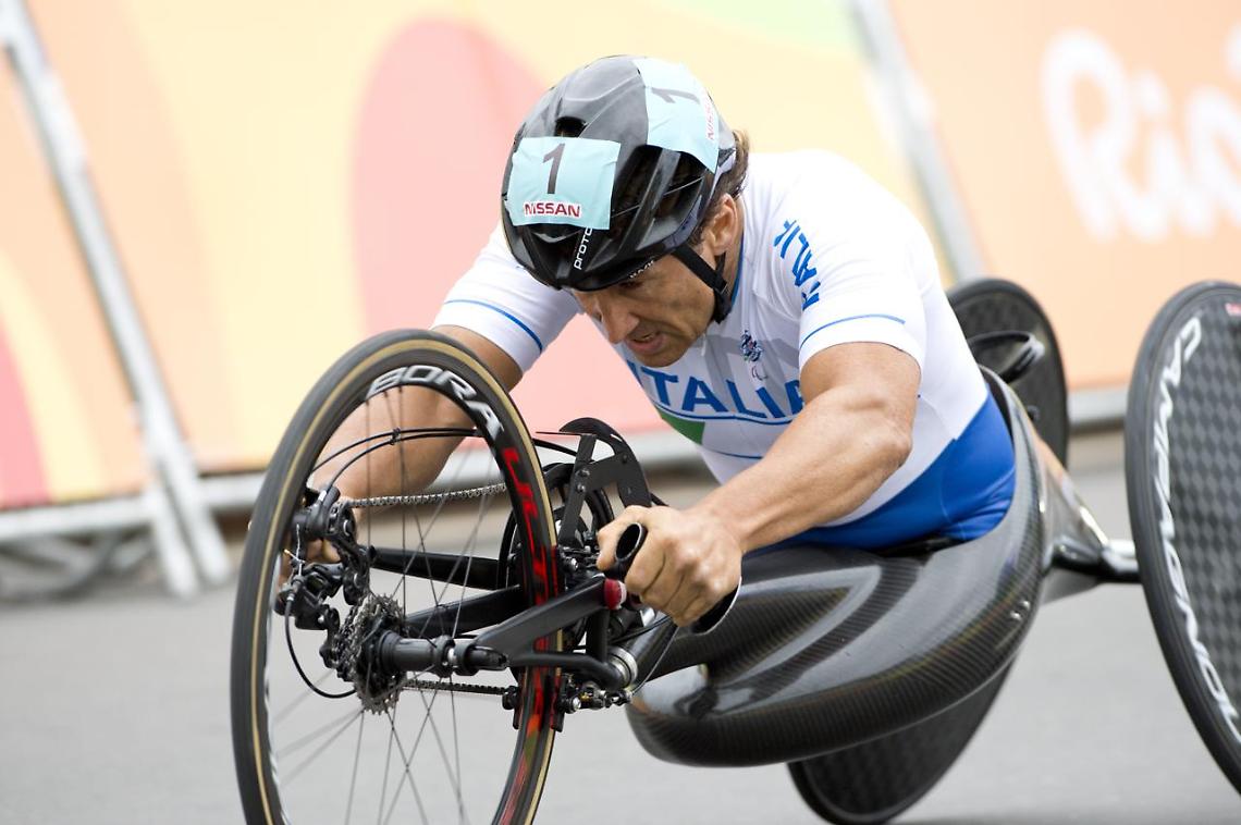 Zanardi, ore di ansia: il campione stabile ma gravissimo, è intubato e con ventilazione artificiale