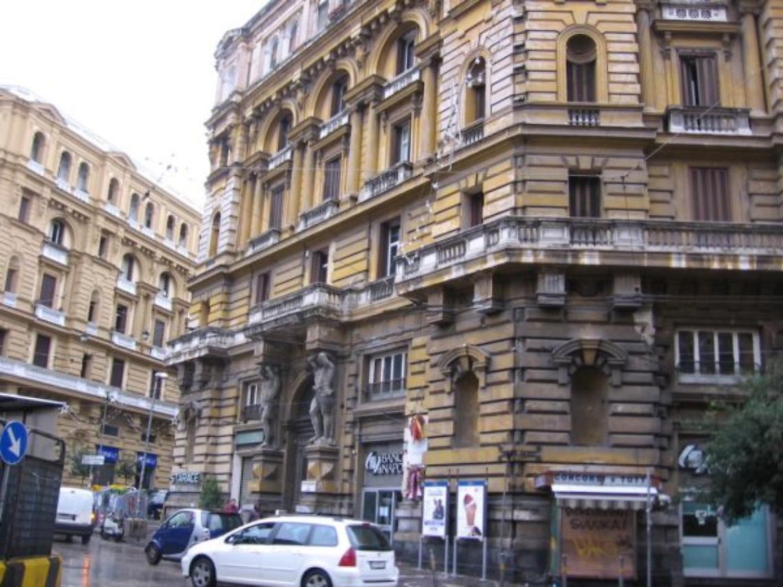 Tenta di rapinare una coppia in piazza Nicola Amore, preso