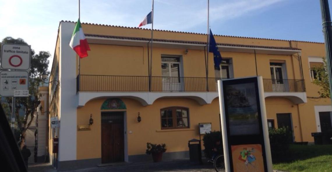 Lanciò urina contro vicesindaco in Consiglio, condannato