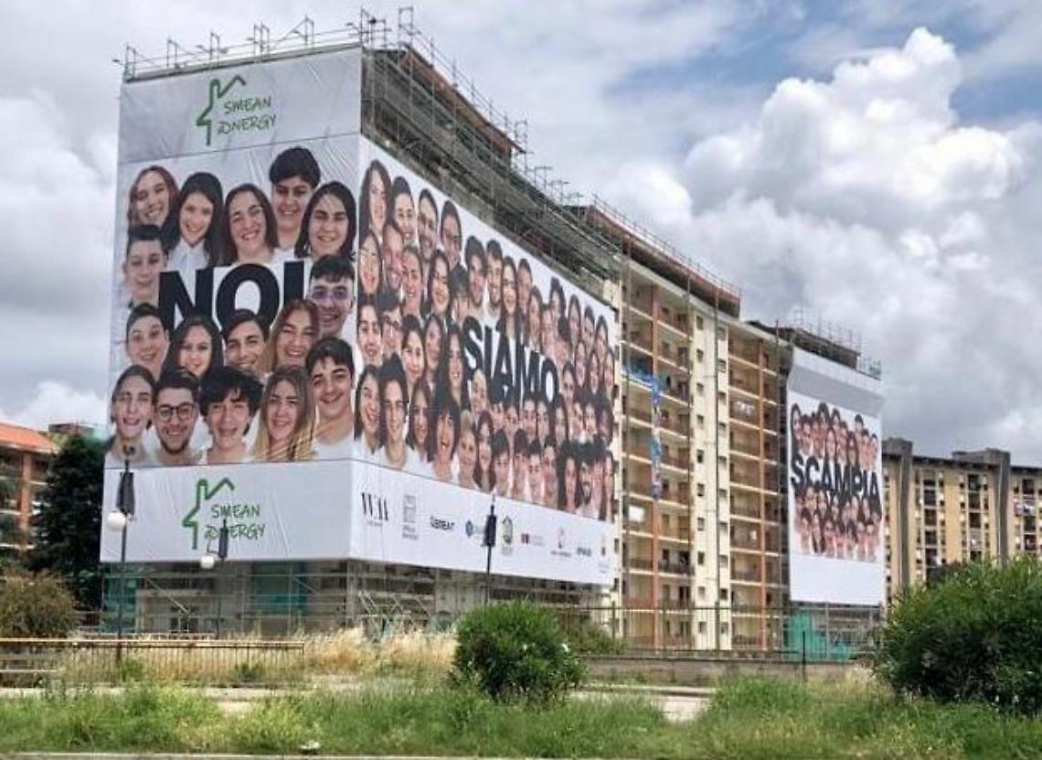 I volti dei ragazzi di Scampia sulle impalcature dei palazzi