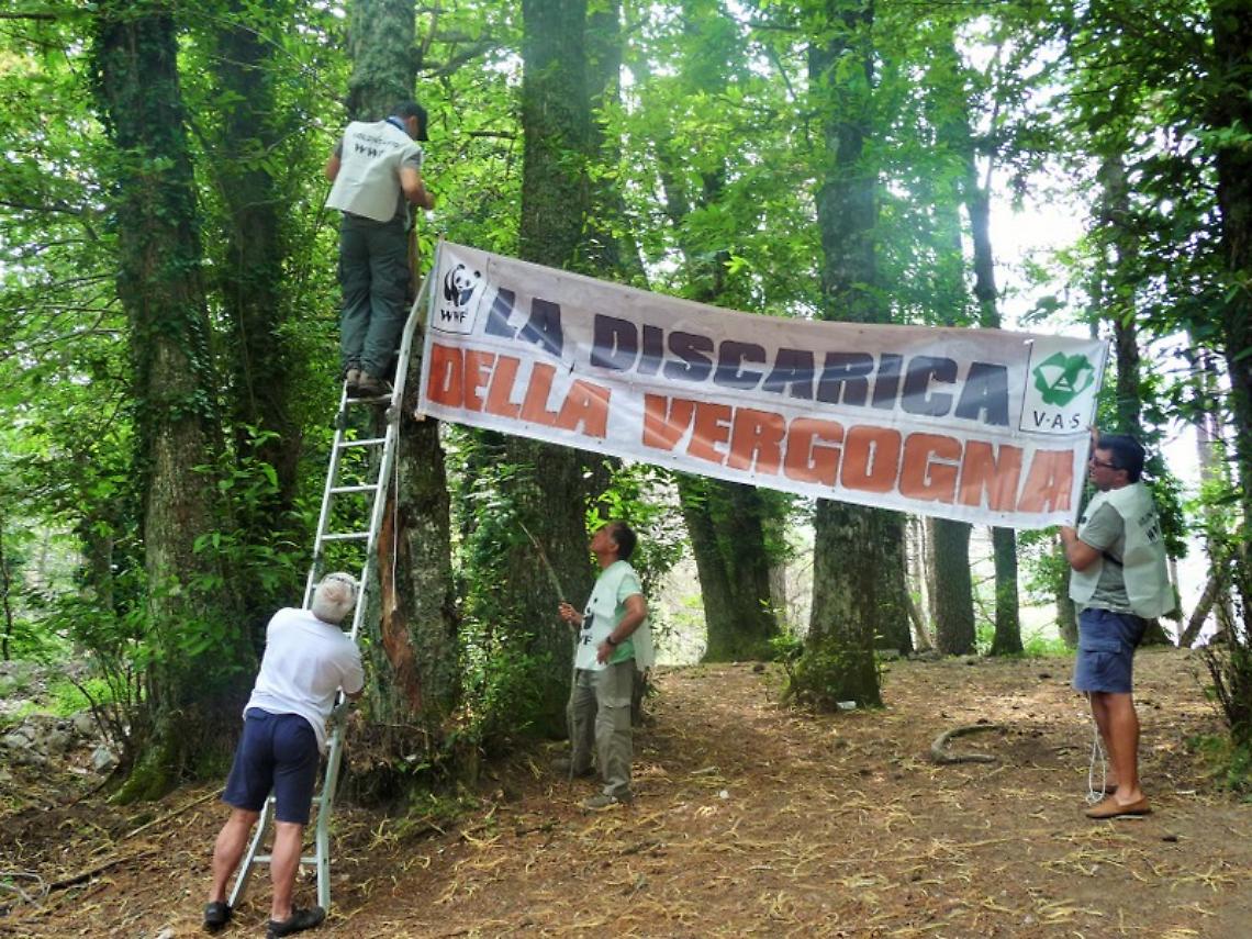 Monte Faito. Striscione guida del Wwf e dei Vas avvisa i turisti: "Discarica della Vergogna"