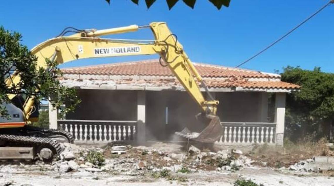 Ruspe a Baia Domizia, demolite villette per le vacanze
