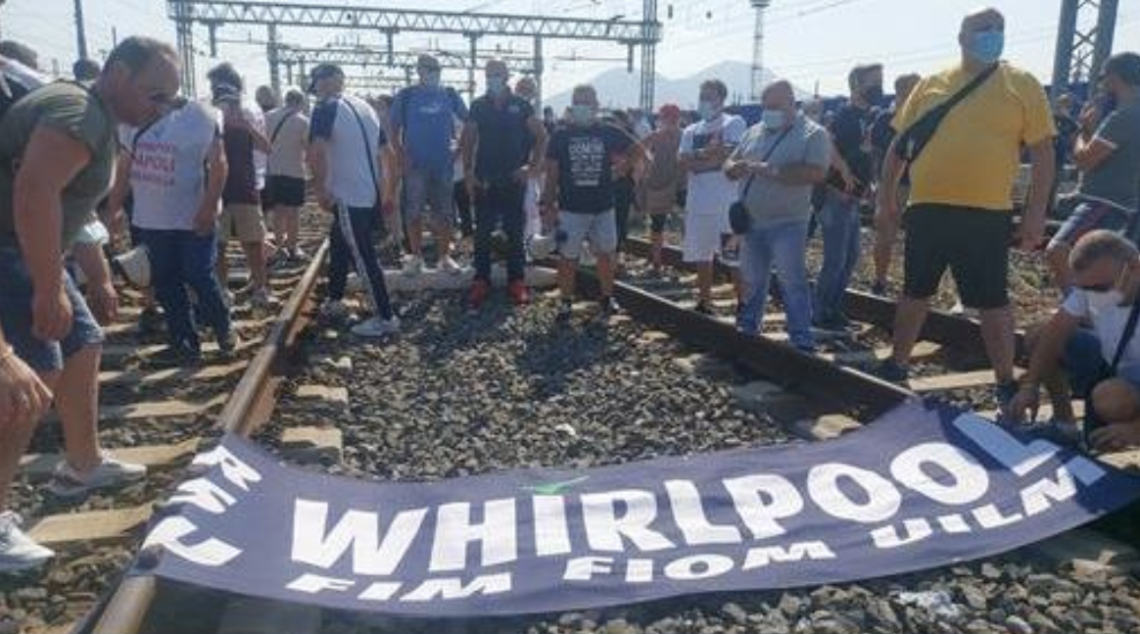 Blitz operai Whirlpool alla stazione centrale di Napoli, sospesa la circolazione dei treni