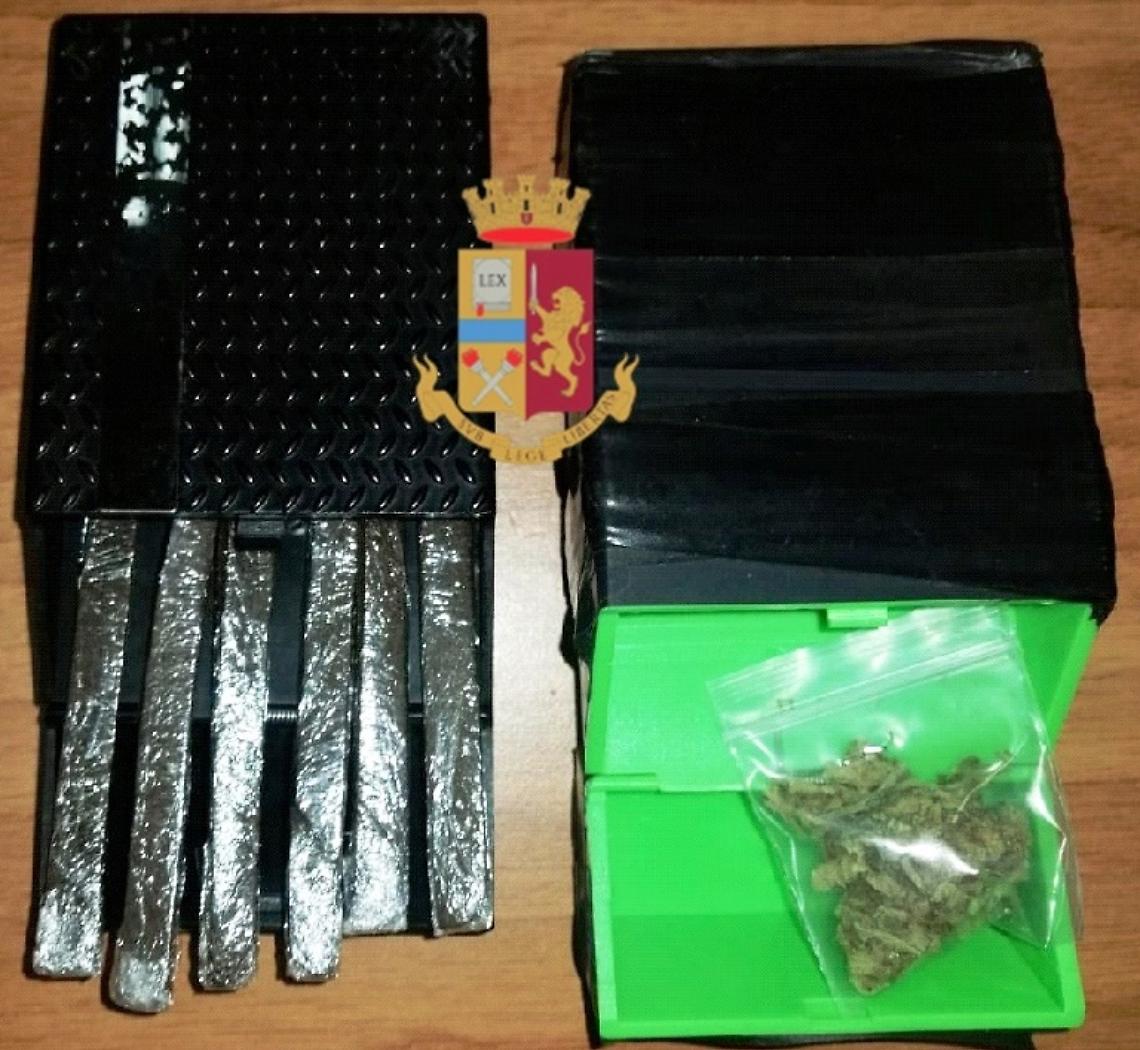 Secondigliano, sequestrata droga: era nascosta in una porta