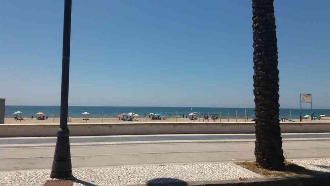 Mondragone, il sindaco: vietato passeggiare in costume
