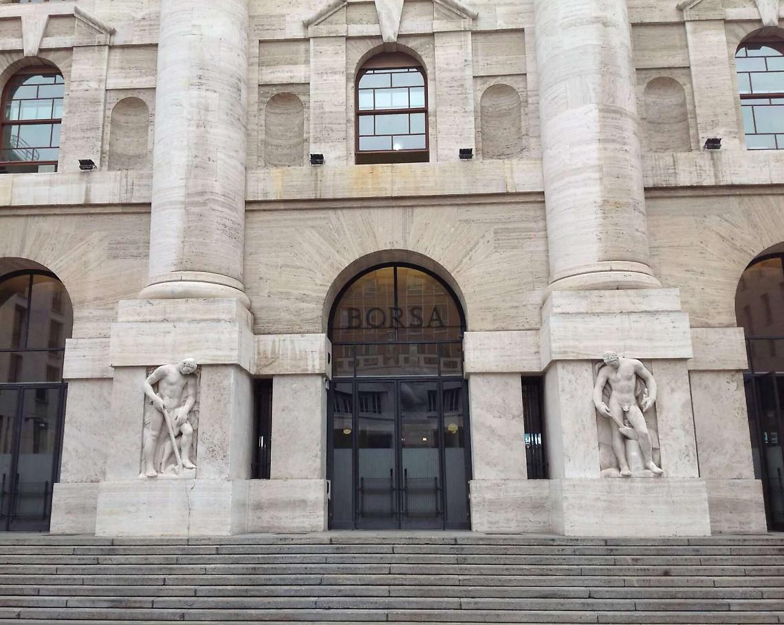 Governo in crisi: crolla Piazza Affari, spread a 215