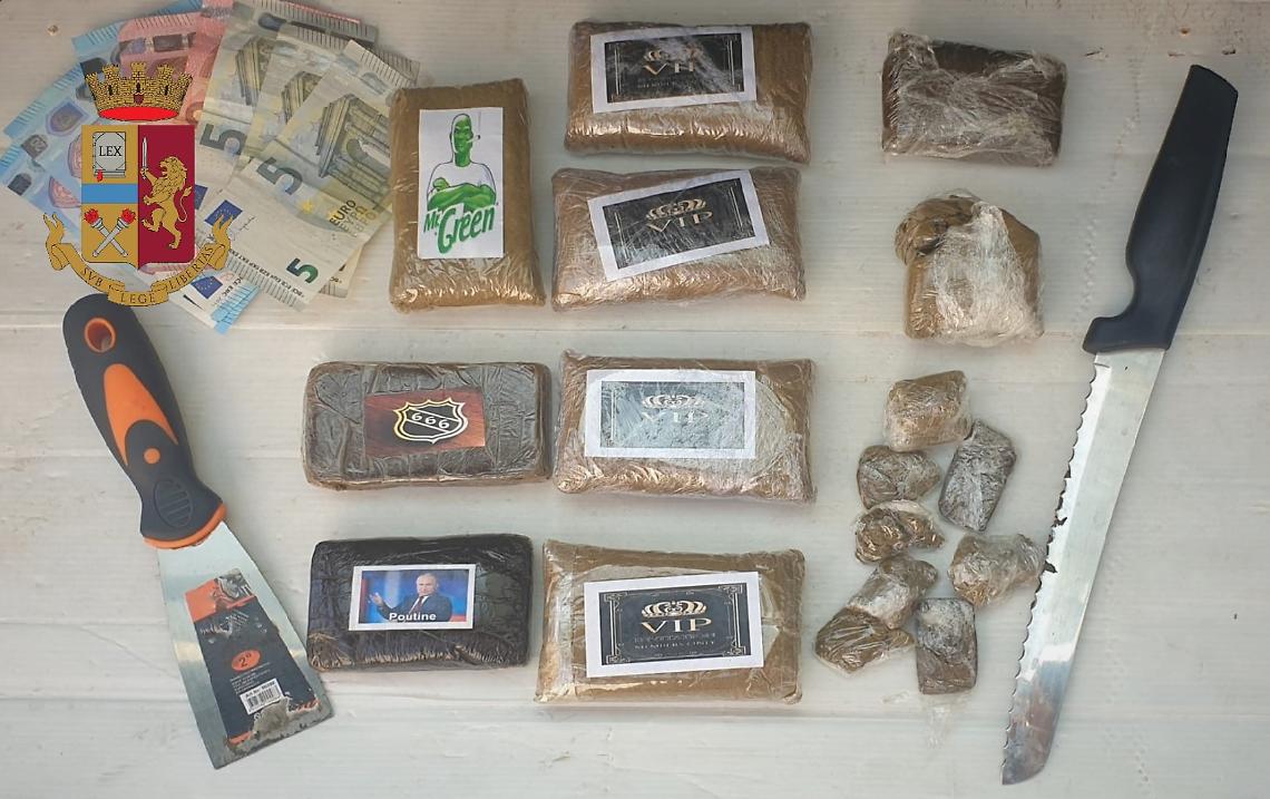 Droga in casa mentre è ai domiciliari, in manette